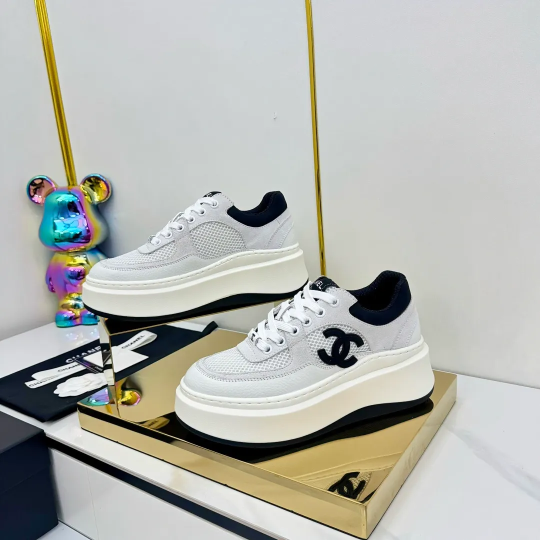👟👟Ex-factory price 600👟👟 Upgraded version, upgraded version, upgraded version! No rebuttal accepted! ! ! ! Chanel Chanel panda shoes! 2025 counter's top casual sports shoes. This classic design; the upper is electro-embroidered with a variety of techniques; the outsole is fashionable and sporty; the unusual inclusion of a variety of color matching elements... The diversified mix and match is very good-looking and versatile, and can be used for leisure, fashion, sports, and outdoor... ꫛꫀꪝ Go➫ Materials: ❶Upper made of: original imported first-layer silk cowhide + original waterproof cloth + original first-layer cowhide ❷Inner lining: Original Yangli+Net ❸Outsole based on: Original TPU combination outsole Counter boutique packaging complete set for women 35–41 👉 👉 👉 👉 👉